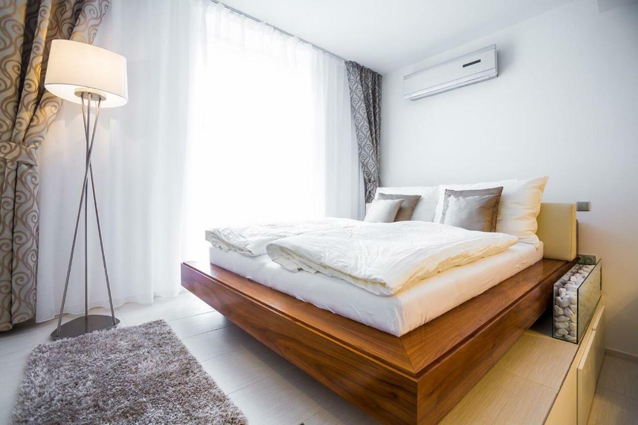 Above The Historical Roofs Apartment Bratislava Ngoại thất bức ảnh