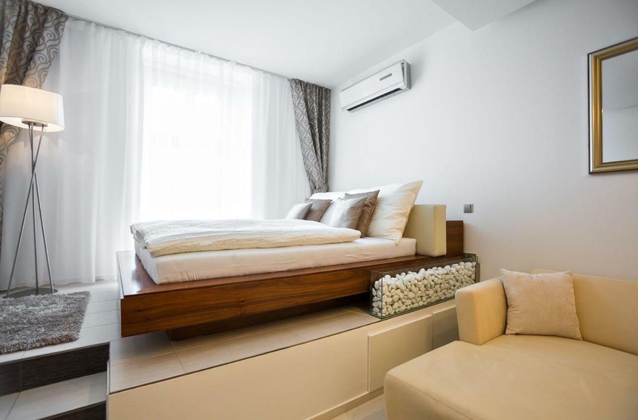 Above The Historical Roofs Apartment Bratislava Ngoại thất bức ảnh
